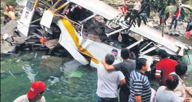 Futbolcuların otobüsü köprüden uçtu: 20 ölü