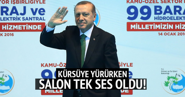 Cumhurbaşkanı Erdoğan kürsüye gelirken salon coştu!