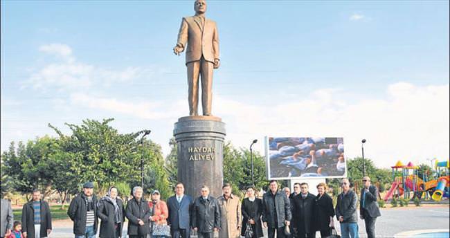 Haydar Aliyev anıtına çiçek