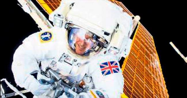 İngiliz astronotun yürüyüşü yarım kaldı