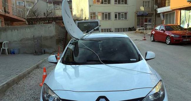 Çatıdan düşen çanak anten otomobilin ön camına saplandı