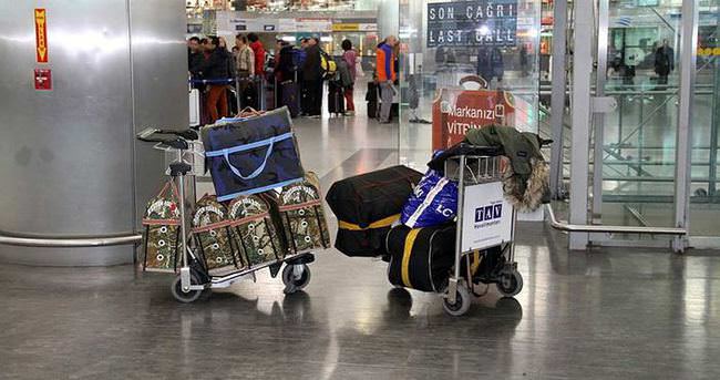Horozlarını götüremeyen yolcu havalimanında mahsur kaldı