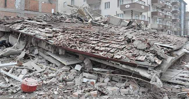 Yozgat’ta 4 katlı bina çöktü