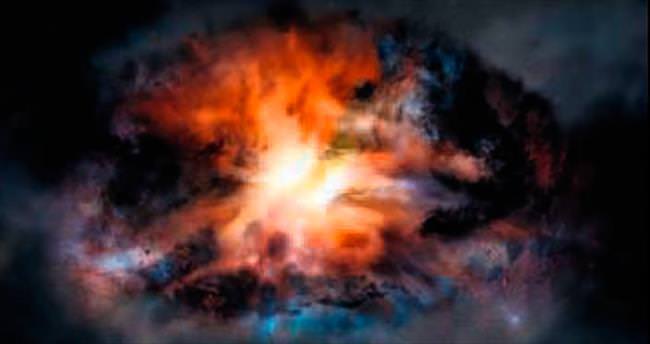 En parlak galaksiyi karadelik parçalıyor