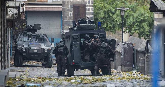 Diyarbakır Sur’da 2 polis yaralandı