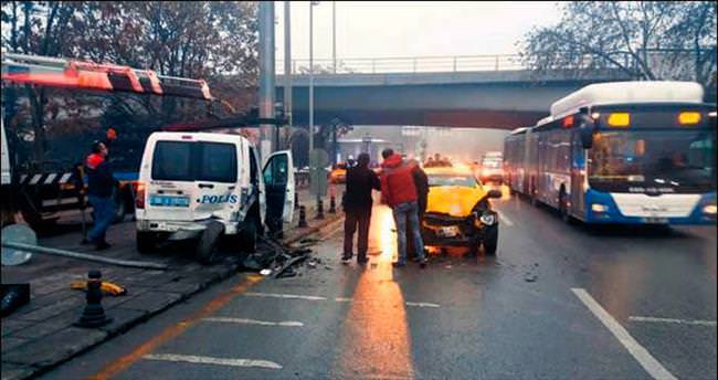 Başkentte polis aracı kaza yaptı