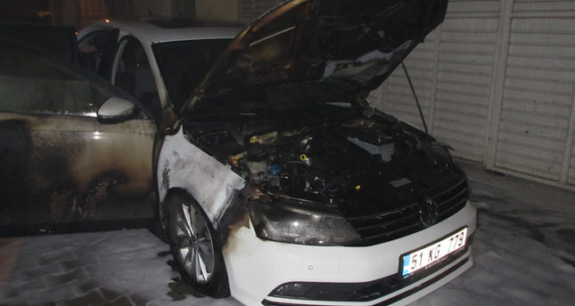 Adana’da 3 otomobil kundaklandı