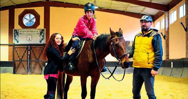 Atlarla terapi engelliye umut