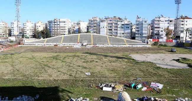 Atatürk Stadyumu’nda yıkım başladı