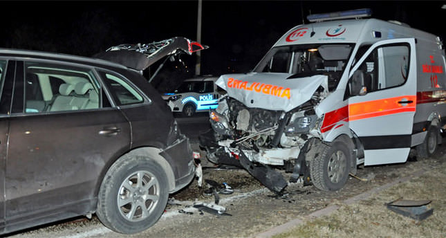Ambulans otomobile çarptı: 4 yaralı