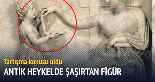 Antik Yunan heykelinde laptop benzeri figür