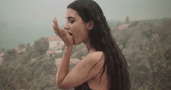 Tuba Büyüküstün’ün ’Dar Elbise’ filminin fragmanı yayınlandı