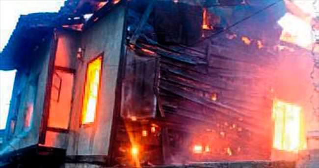 SİT alanındaki metruk ev yandı