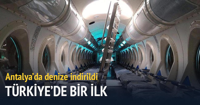 Türkiye’nin ilk turistik denizaltısı denize indirildi