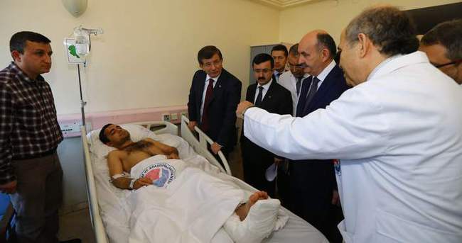 Başbakan Davutoğlu, saldırıda yaralananları GATA’da ziyaret etti