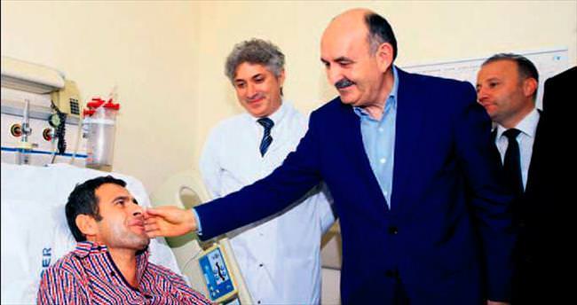 Çift kol nakli yapılan hastaya Bakan ziyareti