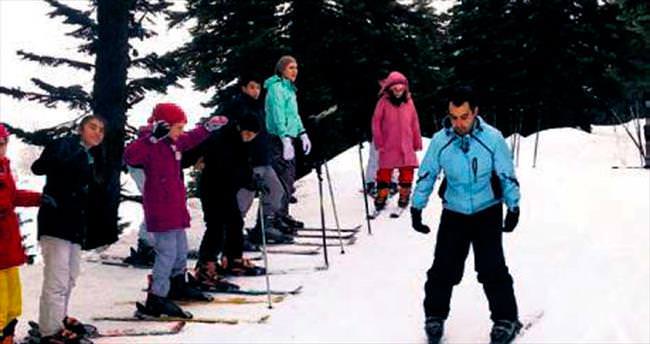Dağ bölgesindeki çocuklar kayak keyfi yaptı