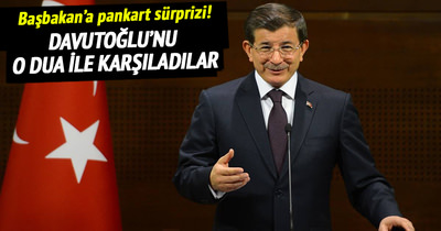Başbakan Davutoğlu’na pankart sürprizi