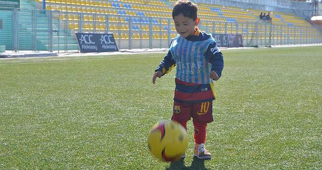 Messi’den Afgan çocuğa imzalı forma