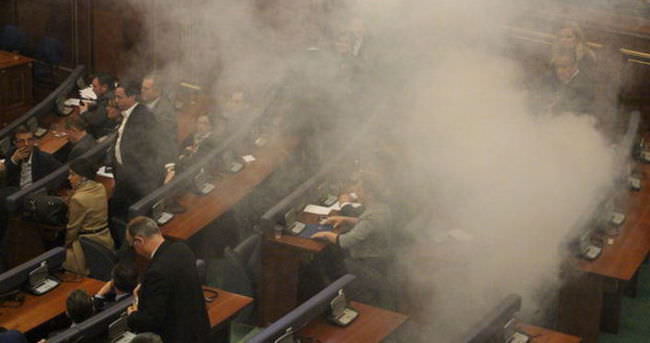 Kosova Meclisi’nde biber gazı atıldı