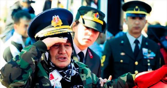 Oğlunu asker gibi uğurladı