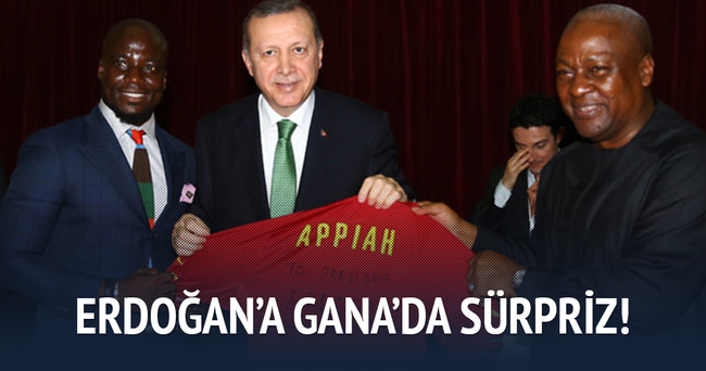 Erdoğan’a eski Fenerbahçeli futbolcudan forma hediyesi
