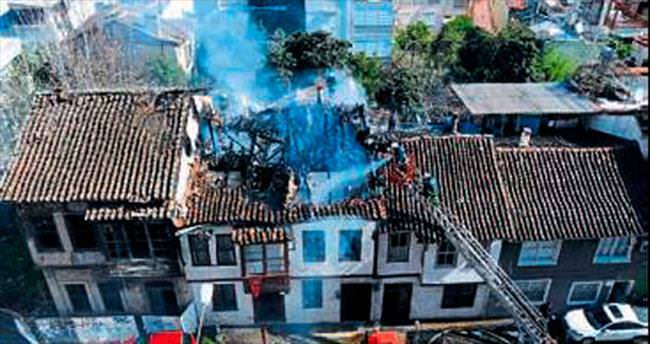 150 yıllık ev yandı alevlere teslim oldu
