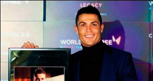Ronaldo parfümlendi