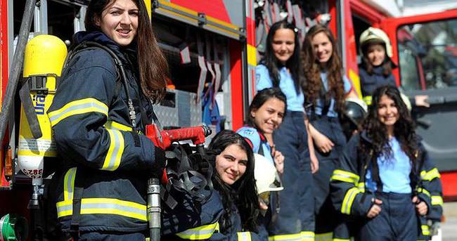 İtfaiye eğitimi alan kız öğrencilerden yangın tatbikatı