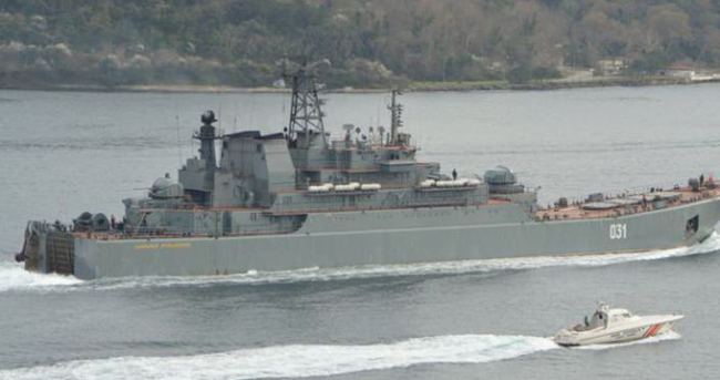 Rus savaş gemisi yine silahlı askerlerle geçti