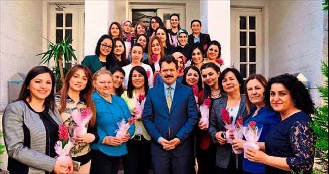 Başsavcı Ali Yeldan çiçek vererek kutladı