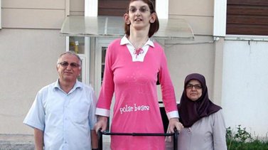 Dünyanın en uzun boylu kızı Rümeysa da YGS’ye girdi