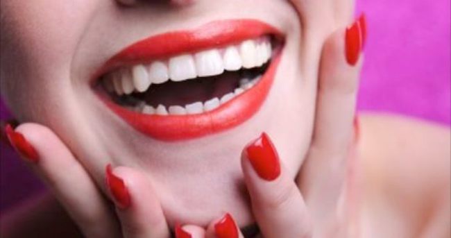 Beyaz dişler için 4 doğal yöntem