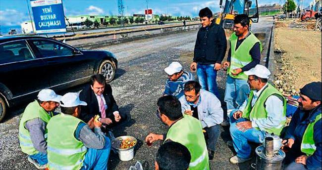 Başkan Erkoç işçilerin yemeğine kaşık salladı