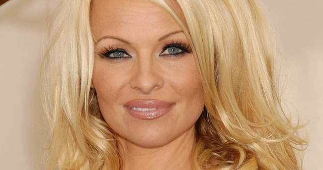 Pamela Anderson’ın oğulları boyunu geçti