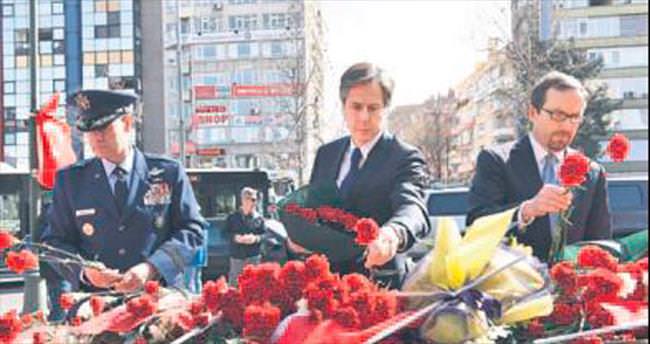 Blinken Kızılay’da terör kurbanları için çiçek bıraktı