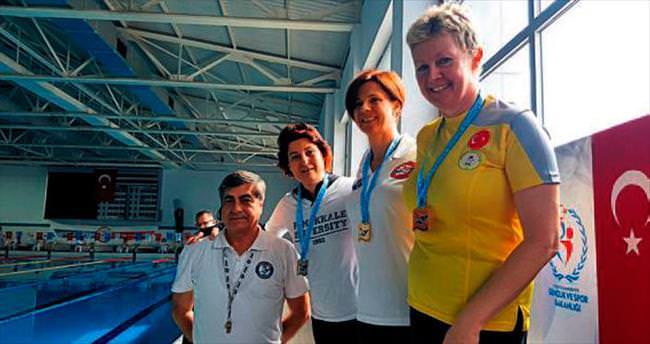 İki çocuk annesi yüzmede 5 madalya kazandı