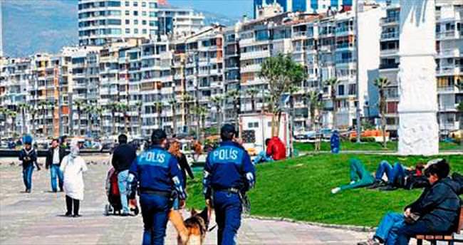 Eğitimli köpekler İzmir sokaklarında
