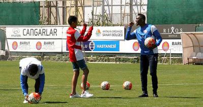 Antalyaspor’un antrenmanında Eto’o oğluyla penaltı çalıştı