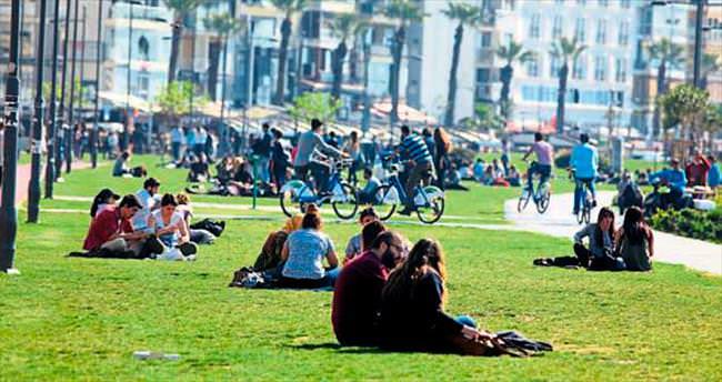 Hava sıcaklıkları artınca İzmir yeniden hareketlendi