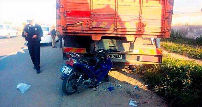 Kamyona çarpan motosikletli genç öldü