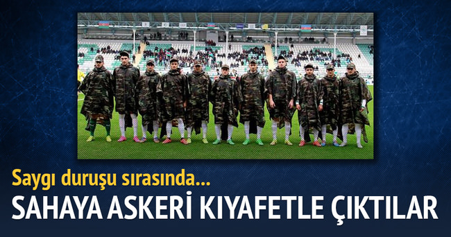 Azeri futbol takımından askeri kıyafetli saygı duruşu