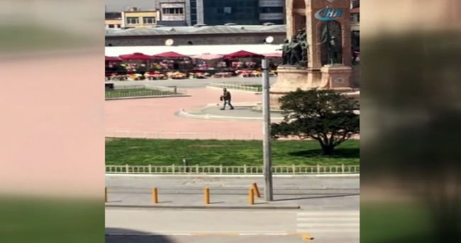 Taksim’de silahlı şahıs paniği kamerada
