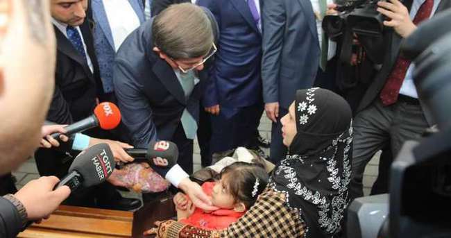 Başbakan Davutoğlu, Sultanahmet’te köfte yedi