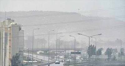 İzmir’de sert rüzgar toz bulutuna yol açtı