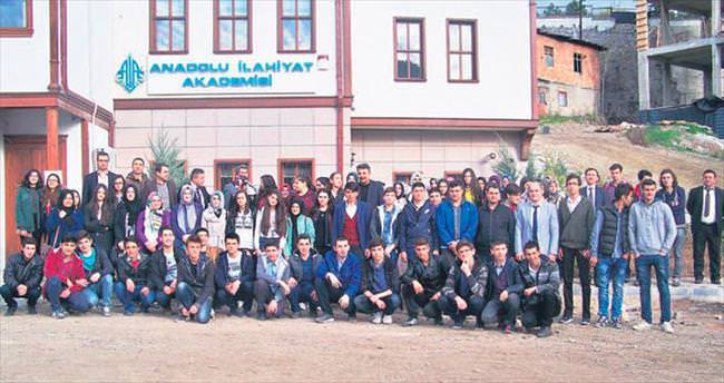 ‘Çubuk Akademi’ öğrencilerinin Ankara gezisi renkli geçti