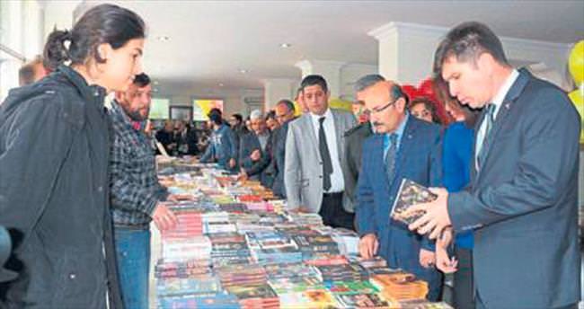 Burdur’da kitap fuarı ziyarete açıldı