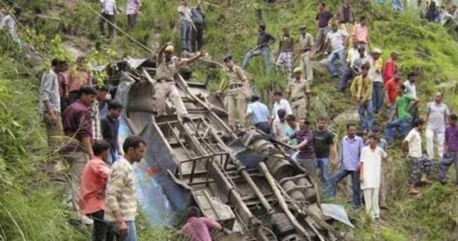 Hindistan’da otobüs uçuruma yuvarlandı