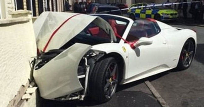 Kiralık Ferrari’yi evin duvarına çarptı