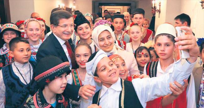Davutoğlu 20 ülkeden 40 çocukla buluştu